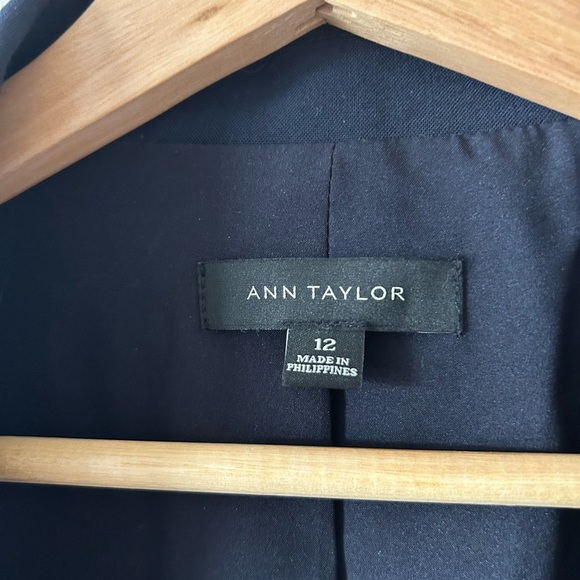 Navy Ann Taylor suit jacket with a hint of stretch, size 12 - Picture 4 of 5